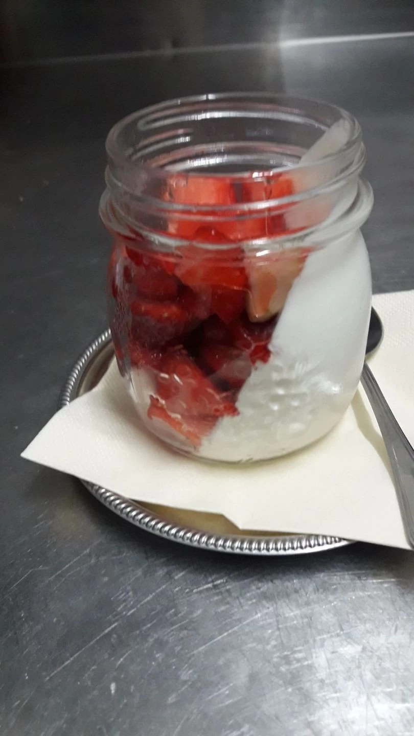 Panna cotta e fragole fresche